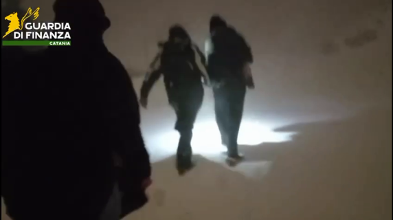 Famiglia di turisti svizzeri bloccata sull'Etna per una bufera di neve: il video del salvataggio