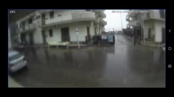 Mareggiata a Catania invade la strada: le immagini riprese a Fondachello