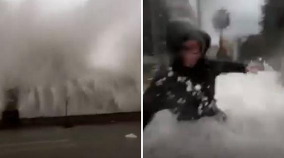 I sindaci De Luca e Lo Giudice travolti da un'onda: il video da Santa Teresa di Riva