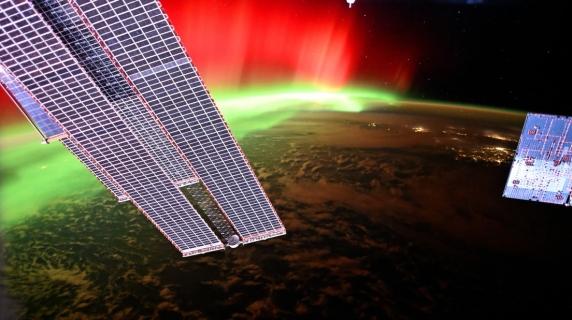 Aurora boreale vista dallo spazio: il raro bagliore rosso che illumina la Terra nelle immagini dalla Stazione Spaziale Internazionale