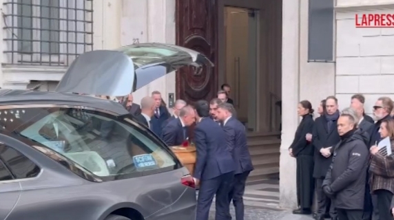 Valentino, l'arrivo del feretro alla camera ardente