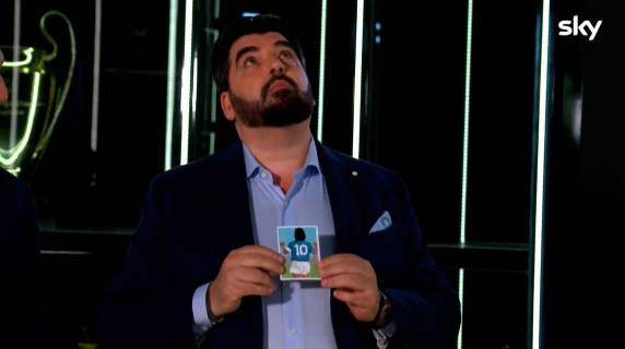 Cannavacciuolo col santino di Maradona nel museo dello Juventus Stadium. L'anticipazione