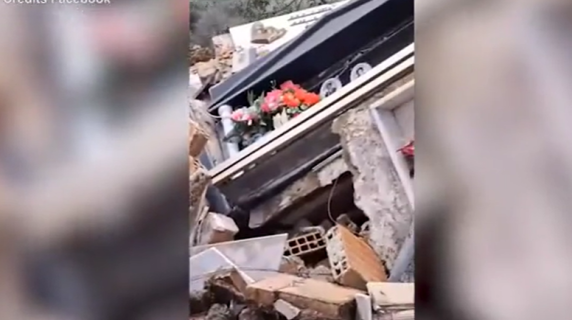 Maltempo in Calabria, frana nel cimitero di San Mauro Marchesato: bare cadono nel burrone