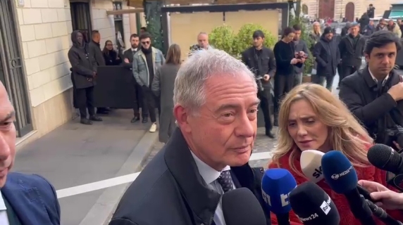 Il ministro Urso alla camera ardente di Valentino: «Ha fatto conoscere la moda e lo stile italiano»