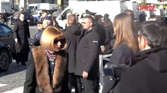 Anna Wintour ai funerali di Valentino: la storica direttrice di Vogue arriva in chiesa