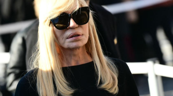 Donatella Versace arriva in chiesa per i funerali di Valentino: «Fu la prima persona che vidi quando mi dissero che mio fratello era morto»