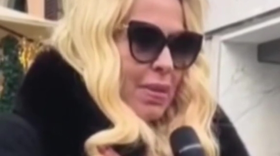 Valeria Marini se la prende con il cameraman dopo aver reso omaggio Valentino