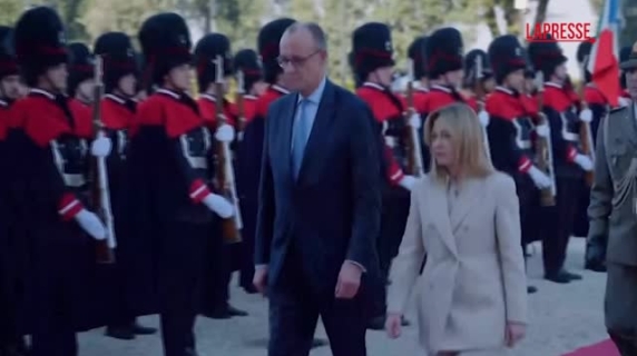 Roma, Meloni accoglie il cancelliere tedesco Merz: la stretta di mano