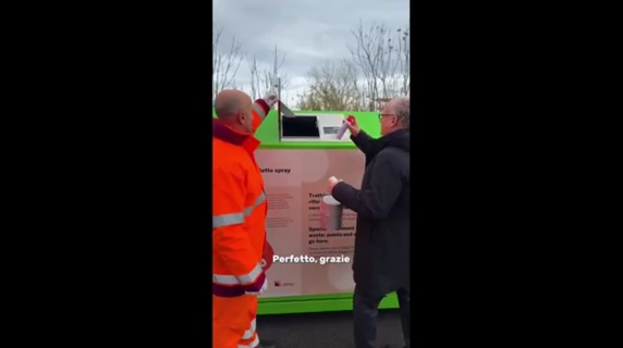 Rifiuti a Roma: parte la sperimentazione per la raccolta di olio esausto, farmaci e vernici. Ecco come funziona