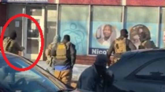 Agenti Ice fermano un uomo, sparano e lo uccidono: il video della concitata scena a Minneapolis