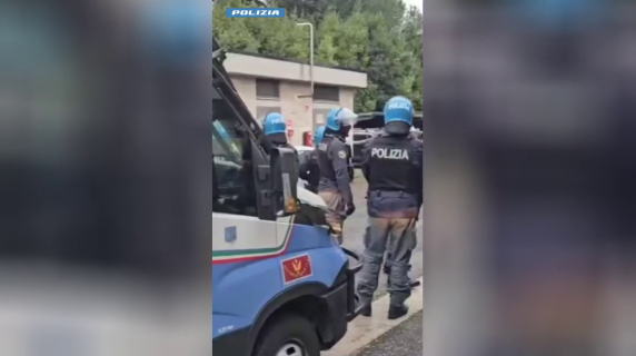 Il blitz della polizia sul van dei biancocelesti dopo gli scontri tra ultrà di Napoli e Lazio: caschi, bastoni e lattine vuote