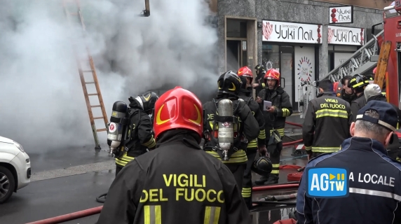 Milano, fiamme in un negozio di bici elettriche: evacuato il palazzo