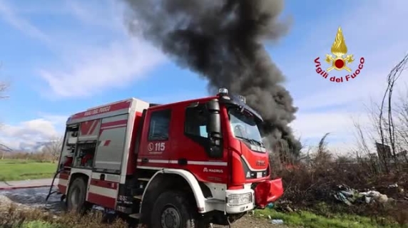 Baracche e rifiuti in fiamme all’Isolotto a Firenze: il video dell'intervento dei vigili del fuoco