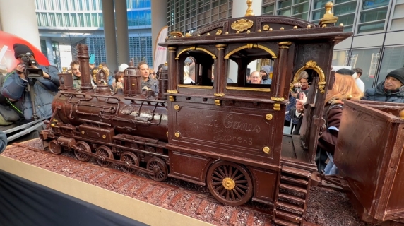 Milano, il treno di cioccolato di 55 metri entra nel Guinness World Records: è il più lungo del mondo