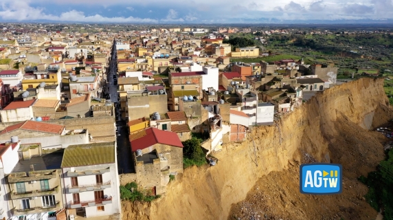 Case sventrate, fondamenta che poggiano per metà sul vuoto, auto appese: ecco come appare il quartiere di Niscemi cancellato dalla frana