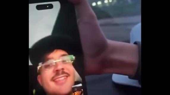 Geolier ai bambini di Scampia: «Quel campetto lo aggiustiamo». E loro: «Lo intitoliamo Geolier Stadium»