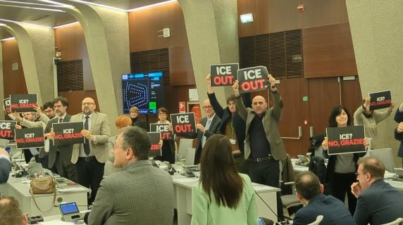 Milano Cortina, la protesta delle opposizioni in Consiglio regionale contro Ice: «No alle squadracce di Trump»