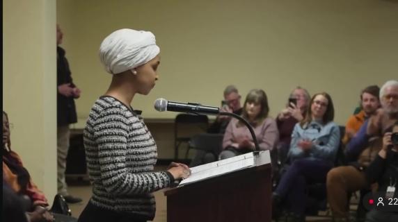 L'aggressione alla deputata dem del Minnesota: un uomo le spruzza addosso del liquido