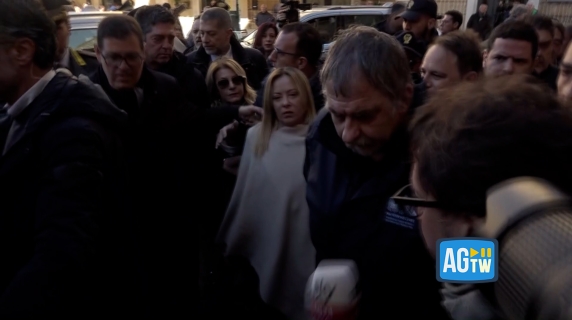 L'arrivo di Meloni in Municipio a Niscemi dopo il sorvolo della zona franata