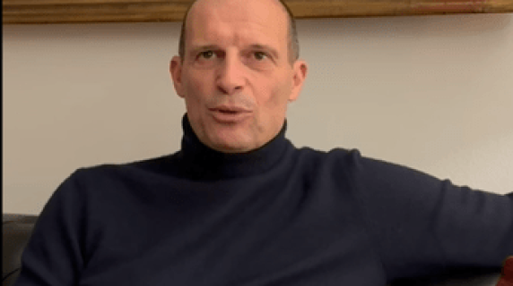 Massimiliano Allegri firma per aumentare prezzo sigarette: «Fatelo anche voi»