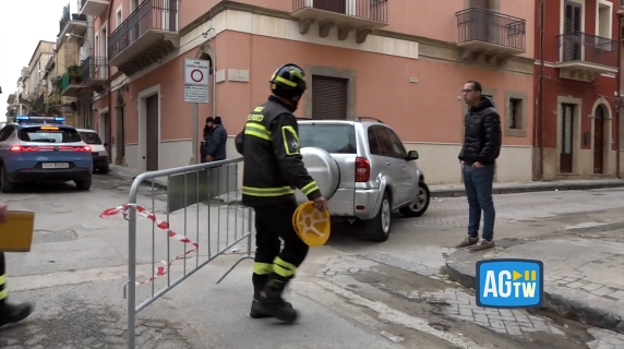 Niscemi, i residenti prendono le loro cose dalle case che devono abbandonare per sempre nella zona rossa