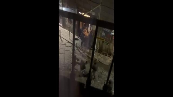 Gruppo di ultrà del Napoli assalta locale nella notte: all'interno i tifosi del Chelsea