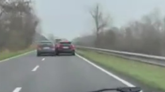 Mantova, così lo stalker sperona la vicina di casa che viaggiava con la figlioletta