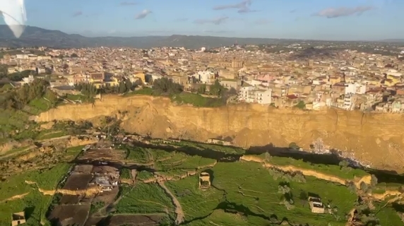 Case in bilico, strade spezzate e quella nuova parete: con l'elicottero in volo su Niscemi