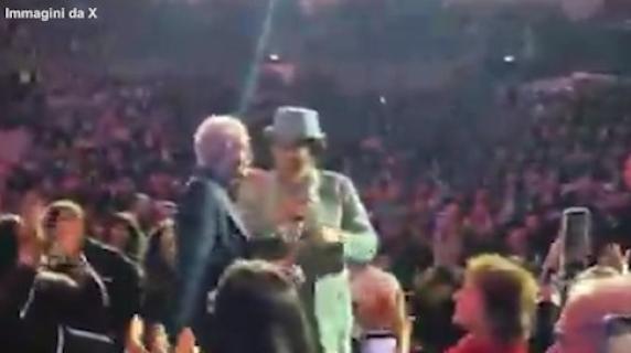 Renato Zero interrompe il concerto per abbracciare Enrica Bonaccorti: «Quest'uomo mi ha rubato il cuore per sempre»