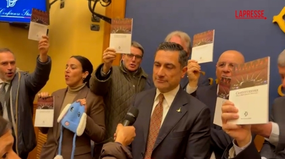 Conferenza con Casapound, le opposizioni occupano la sala stampa della Camera e cantano «Bella Ciao»