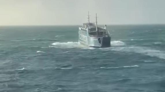 Mare grosso nel Golfo di Napoli: il traghetto per Ischia è in difficoltà