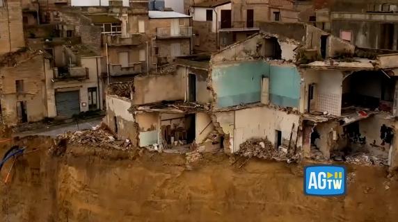 Niscemi, ancora crolli: si sbriciolano le case in bilico
