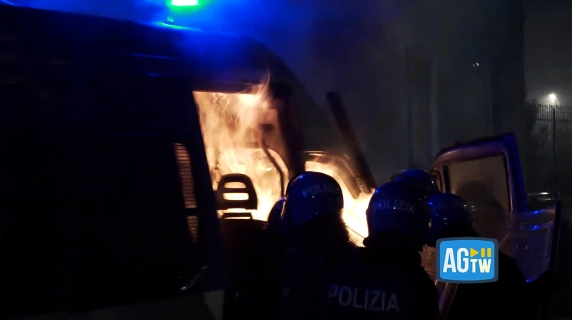 Scontri Torino, blindato della Polizia in fiamme