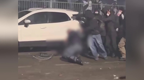 Poliziotto aggredito e picchiato in dieci contro uno: il video dagli scontri di Torino al corteo pro Askatasuna