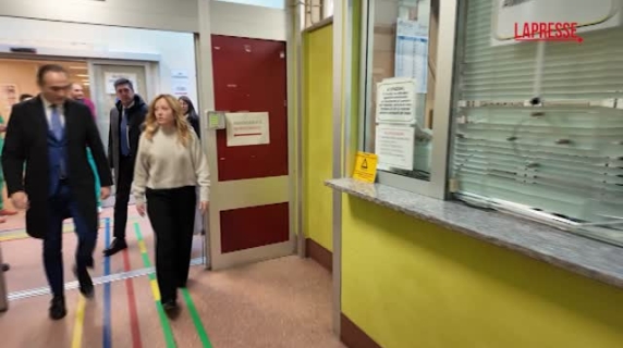 Scontri Torino, Giorgia Meloni in visita ai poliziotti feriti: «Non è una protesta. Si chiama tentato omicidio»