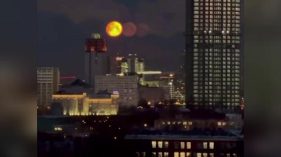 Il raro fenomeno del paraselene sul cielo di Mosca: la luna si fa in quattro