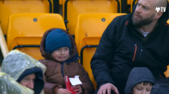 Il papà gli ruba i nuggets di pollo e il bimbo scoppia in lacrime, il video diventa virale e il club di Premier League organizza una sorpresa