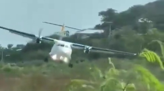 L'aereo non riesce ad atterrare per le raffiche di vento, costretto a riprendere quota e tornare indietro