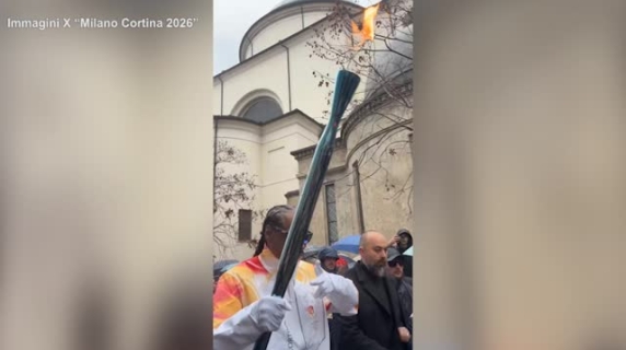 Milano-Cortina 2026, Snoop Dogg sfila (e balla) con la torcia olimpica a Gallarate