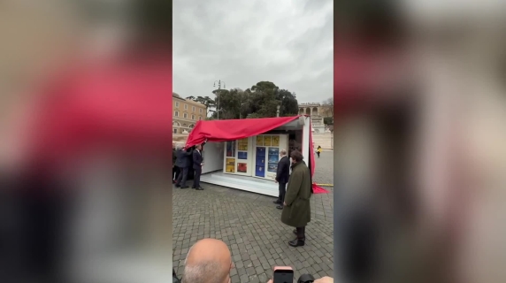 Giornata contro lo spreco alimentare: a piazza del Popolo l'opera interattiva «Il libro del risparmio»