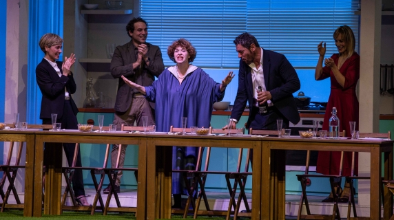 «A casa tutti bene»: all'Ambra Jovinelli l'esordio di Gabriele Muccino come regista teatrale