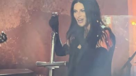 Laura Pausini canta a sorpresa per i fan alla presentazione dell'album 