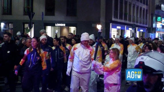 Festa in strada a Milano per la fiamma Olimpica: applausi ai tedofori