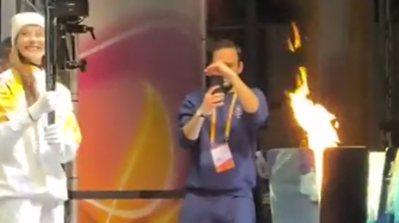 L'arrivo della fiamma olimpica in piazza Duomo a Milano e l'accensione del braciere