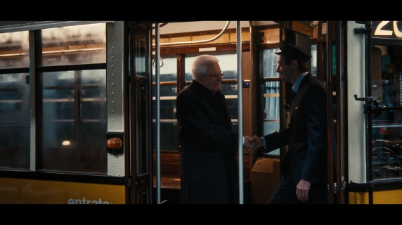 Mattarella sul tram condotto da Valentino Rossi: il video suggestivo dell'arrivo a San Siro del presidente della Repubblica