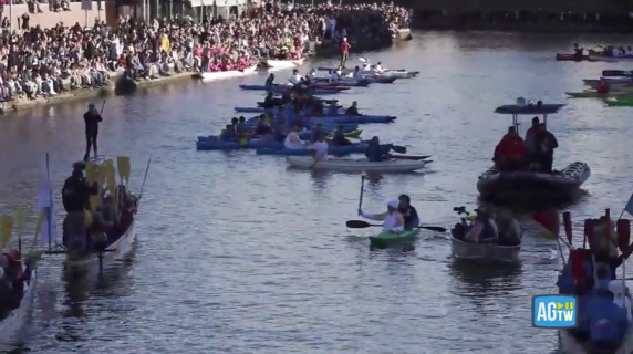 La fiamma olimpica sui Navigli tra migliaia di persone, l'entusiasmo di Milano