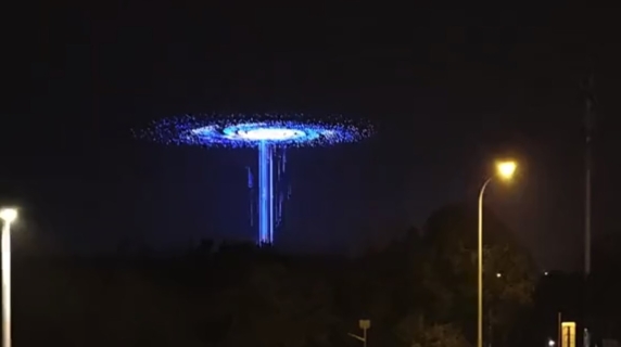 Cina, 22 mila droni disegnano un “portale” nel cielo: lo spettacolo diventa virale