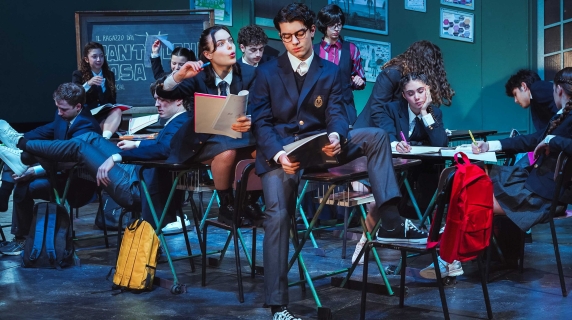 «Il ragazzo dai pantaloni rosa», il musical al teatro Sistina. Carrino: «La mia prima volta a contatto con il pubblico. Che emozione»