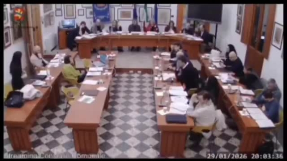 «Perché Calenzano si gemella con gli storpi ridotti male e non con l'Austria che è ricca?» La consigliera Fdi Monica Castro diventa un caso