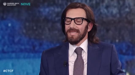 Ubaldo Pantani e l'imitazione di Leonardo Maria Del Vecchio: «Con 7 miliardi mi sono comprato la Play»